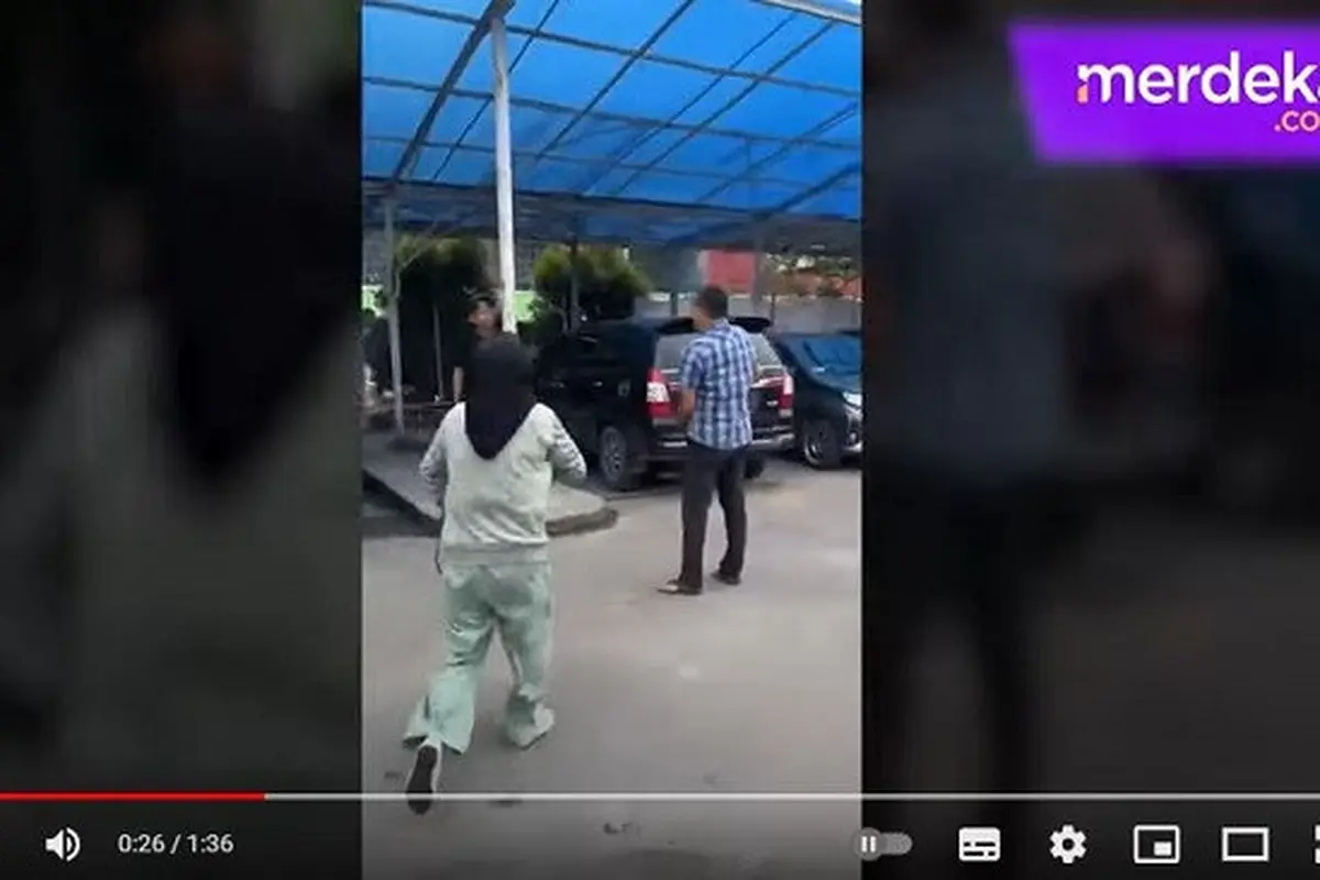 Dua debt collector diduga dianiaya seorang oknum polisi di Palembang saat sedang menagih cicilan mobil. (sumber: YouTube MerdekaDotCom)