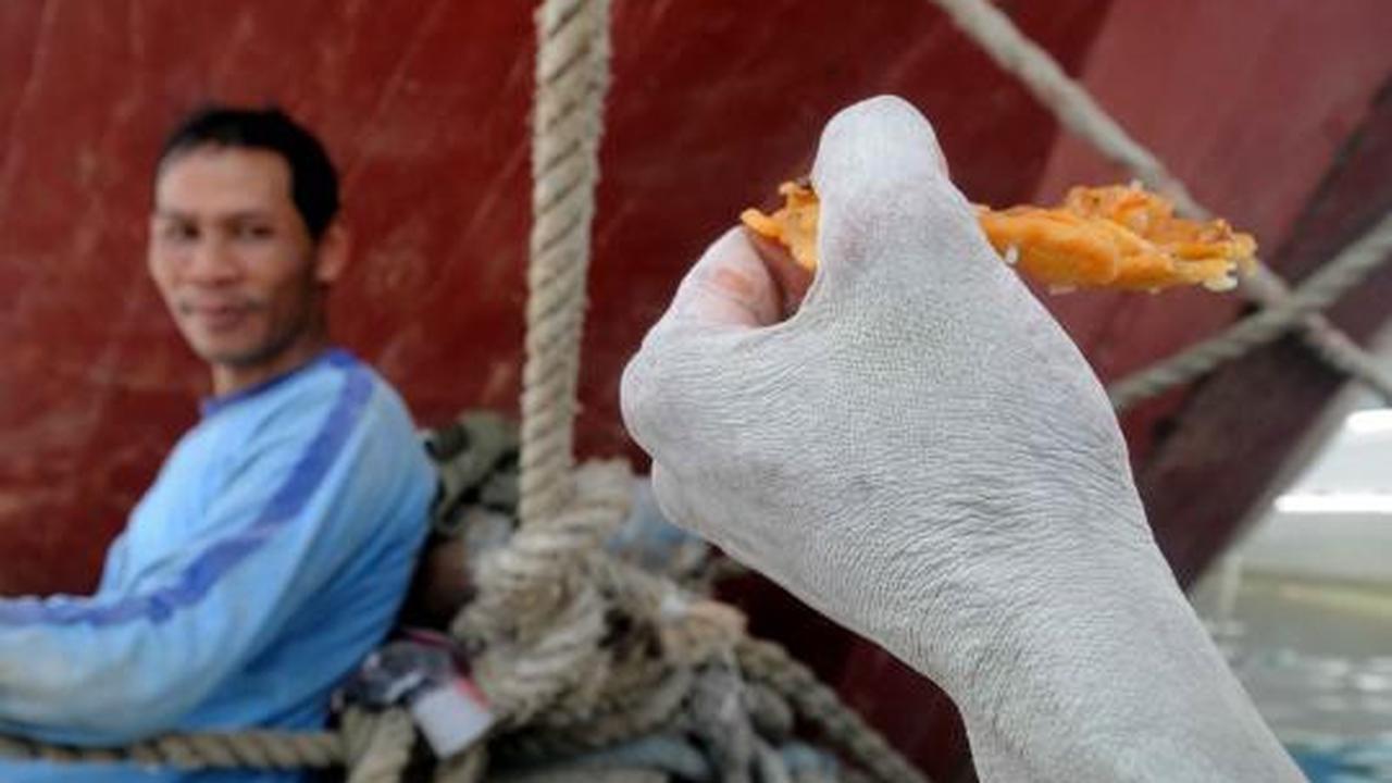 Kesibukan pengangkut barang di Sunda Kelapa jelang akhir tahun