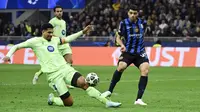 Bek Barcelona asal Uruguay #04, Ronald Federico Araujo da Silva (kiri), dan penyerang Inter Milan asal Iran #99, Mehdi Taremi, berebut bola selama pertandingan leg kedua semifinal Liga Champions UEFA antara Inter Milan dan FC Barcelona di stadion San Siro di Milan, Rabu dini hari WIB (7-5-2025). (PIERO CRUCIATTI/AFP)