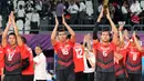 Tim bola voli putra Indonesia bertepuk tangan dihadapan penonton usai pertandingan babak perempat final bola voli putra Asian Games 2018, melawan Korea Selatan, di Volley Indoor Jakarta, Selasa (28/8). (Liputan6.com/Fery Pradolo)