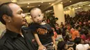 Anggota Jakantor Community, mengajak anaknya mengikuti acara nonton bareng sekaligus perayaan ulang tahun Persija di Hotel Royal Regal, Jakarta, Sabtu (28/11/2015). (Bola.com/Vitalis Yogi Trisna)