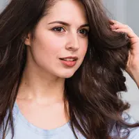 Dengan teknik yang tepat dan kebiasaan perawatan yang konsistoř, rambut akan tampak lebih bervolume. [Dok/freepik.com]