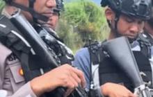 Perjalanan 12 Jam, Polisi Bersenjata Lengkap Kawal Surat Suara Pemilu ke Puncak jaya Tiba-tiba 'Diadang Alam