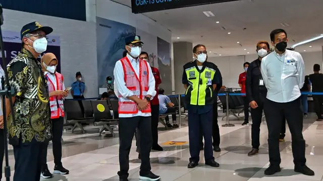 Menteri Perhubungan (Menhub) Budi Karya Sumadi mengecek pergerakan angkutan logistik/kargo di terminal kargo Bandara Internasional Soekarno Hatta, Tangerang Banten, Jumat 16 Juli 2021.