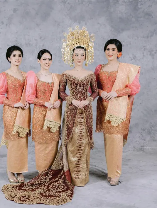 Dengan kebaya yang dipadukan dengan songket, warna maroon dan emas berhasil ciptakan kemewahanda kemegahan pada tampilan. dr. Kusuma Puteri. [Foto: Instagram/ Kusumaputeri]