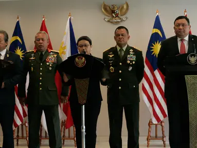Menlu RI Retno Marsudi, Menlu Malaysia Dato' Sri Anifah Aman (kiri) & Menlu Filipina Jose Rene D. Almendras (kanan) memberi keterangan usai pertemuan membahas keamanan maritim antara ketiga negara, di Gedung Agung Yogyakarta, Kamis (5/5). (Boy Harjanto)