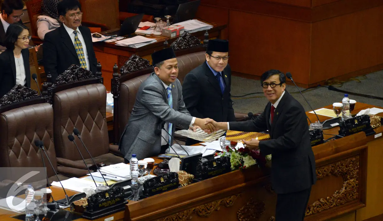 Menkumham Yasonna Laoly bersalaman dengan Fahri Hamzah usai memberikan Pendapat Akhir Pemerintah kepada Rapat Paripurna penutupan masa sidang II di Gedung Perlemen, Jakarta, Kamis (15/12). (Liputan6.com/Johan Tallo)