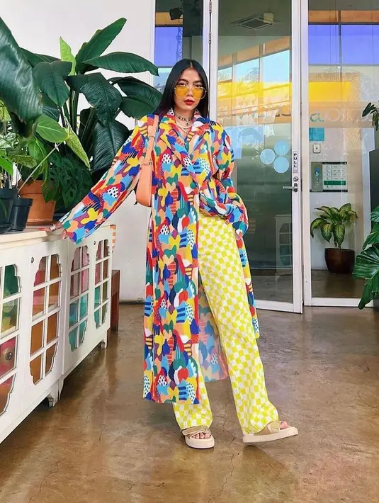 Inspirasi padu-padan outfit cerah bermotif, kamu bisa memadukan baju bermotif multicolour dengan pants warna cerah dengan motif sederhana seperti check pattern. (Instagram/callathelabel).