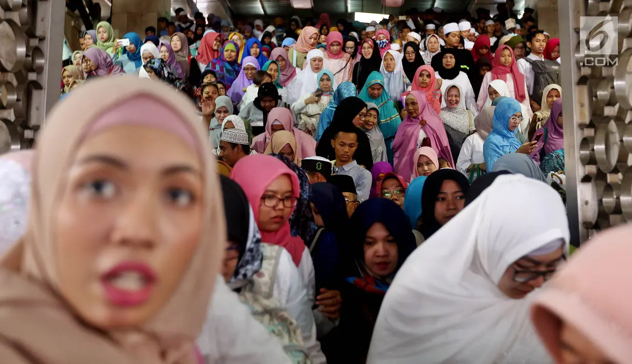 Suasana Salat Idul Adha 1438 H di laksanakan Masjid Istiqal, Jakarta, Jumat (1/9). Salat Idul Adha 1438H ini diikuti ribuan jemaah, baik yang dalam masjid maupun yang dihalaman dan sekitaran masjid. (Liputan6.com/Johan Tallo)