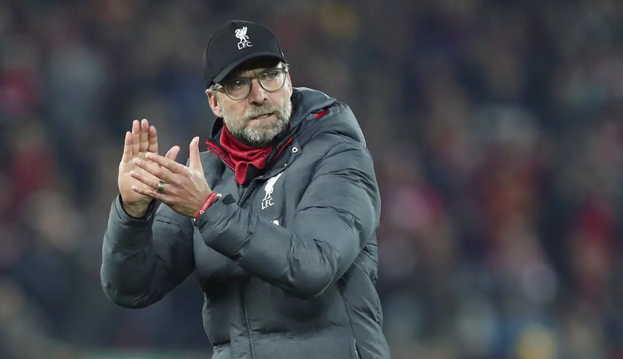Penyerang Liverpool, Sadio Mane, melepaskan tendangan ke gawang Wolverhampton Wanderers pada laga Premier League 2019 di Stadion Anfield, Minggu (29/12). Liverpool menang 1-0 atas Wolverhampton. (AP/Jon Super)