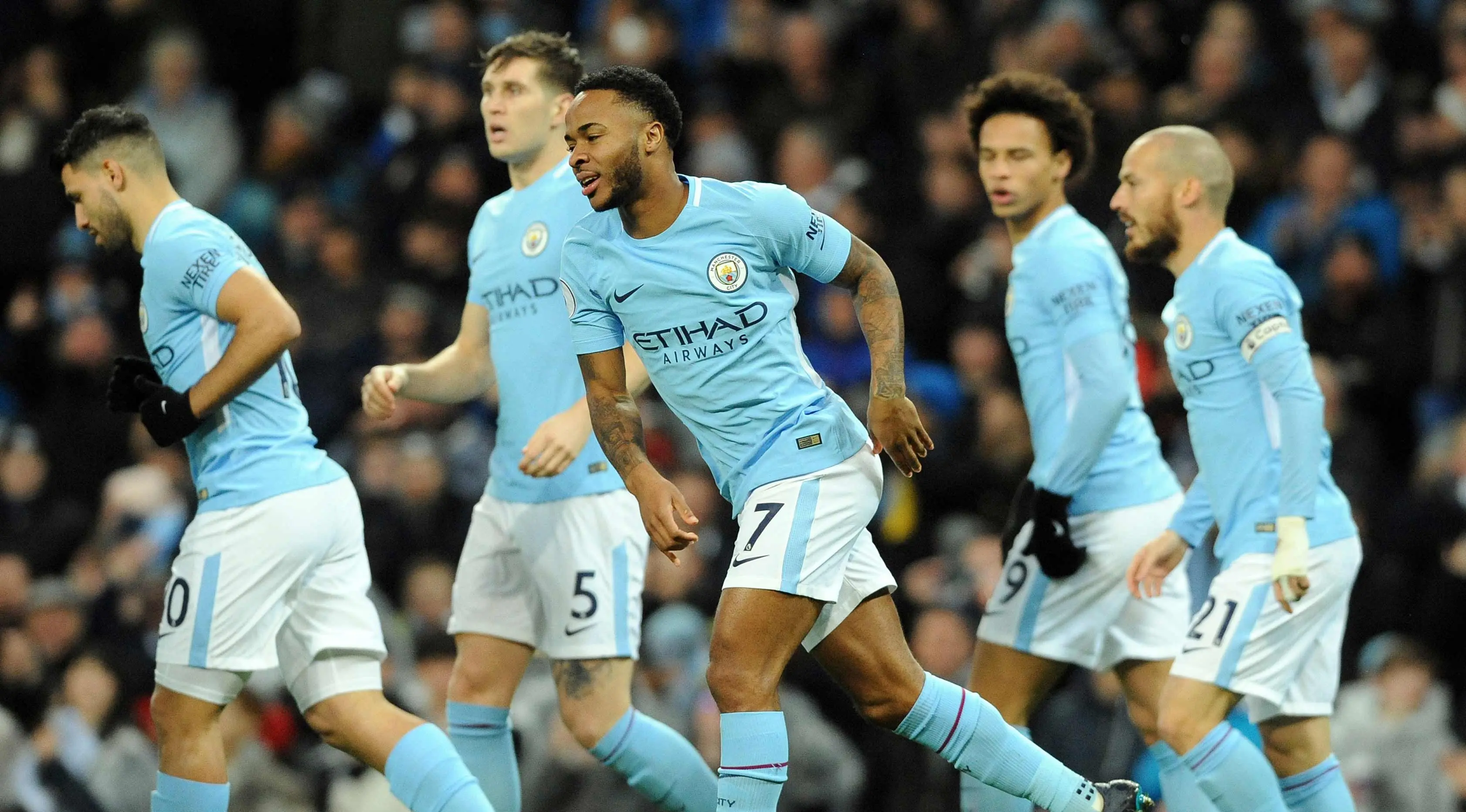 Penyerang Manchester City, Raheem Sterling (tengah) melakukan selebrasi usai mencetak gol ke gawang Watford pada lanjutan Liga Inggris di stadion Etihad, (2/1). Gol Sterling dicetaknya dalam waktu 38 detik setelah laga dimulai. (AP Photo / Rui Vieira)