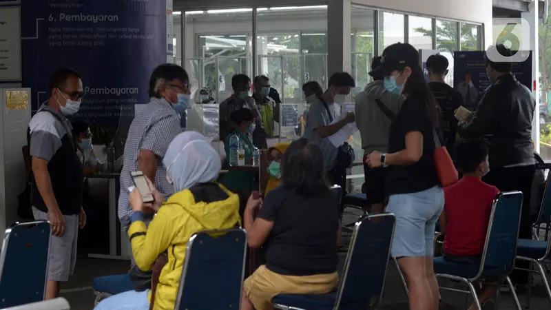 FOTO: Calon Penumpang Jalani Tes GeNose C19 di Stasiun Pasar Senen