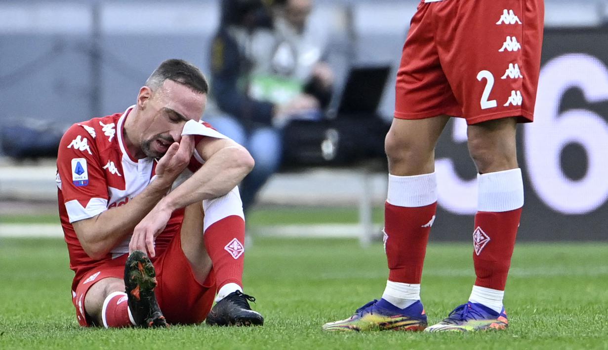Kontrak Frank Ribery bersama Fiorentina sudah habis sejak 30 Juni 2021 kemarin. Walaupun usianya sudah terbilang tua, Ribery masih menunjukkan performa yang cukup baik dengan dibuktikan telah mencetak dua gol dan tujuh assist. (Foto: AFP/Alberto Pizzoli)