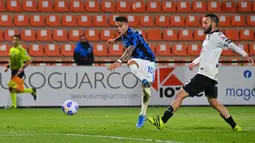 Pemain Inter Milan Lautaro Martinez menendang bola saat melawan Spezia pada pertandingan Serie A Liga Italia di Stadion Alberto-Picco, La Spezia, Italia, Rabu (21/4/2021). Pertandingan berakhir dengan skor 1-1. (ANDREAS SOLARO/AFP)