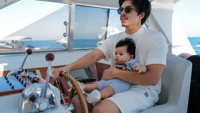 Atta Halilintar sudah mengajari putrinya, Ameena untuk menyetir kapal laut. Ameena serius atau malah deg-degan? (Foto: Instagram/@attahalilintar)