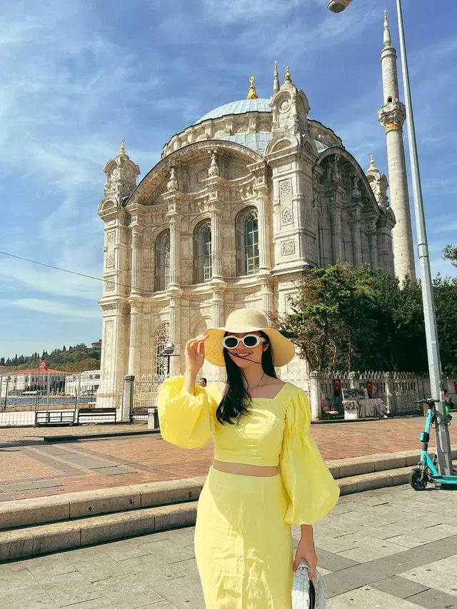 Tampil Ngejreng, Ini Potret Febby Rastanty Pakai Outfit Bernuansa Kuning