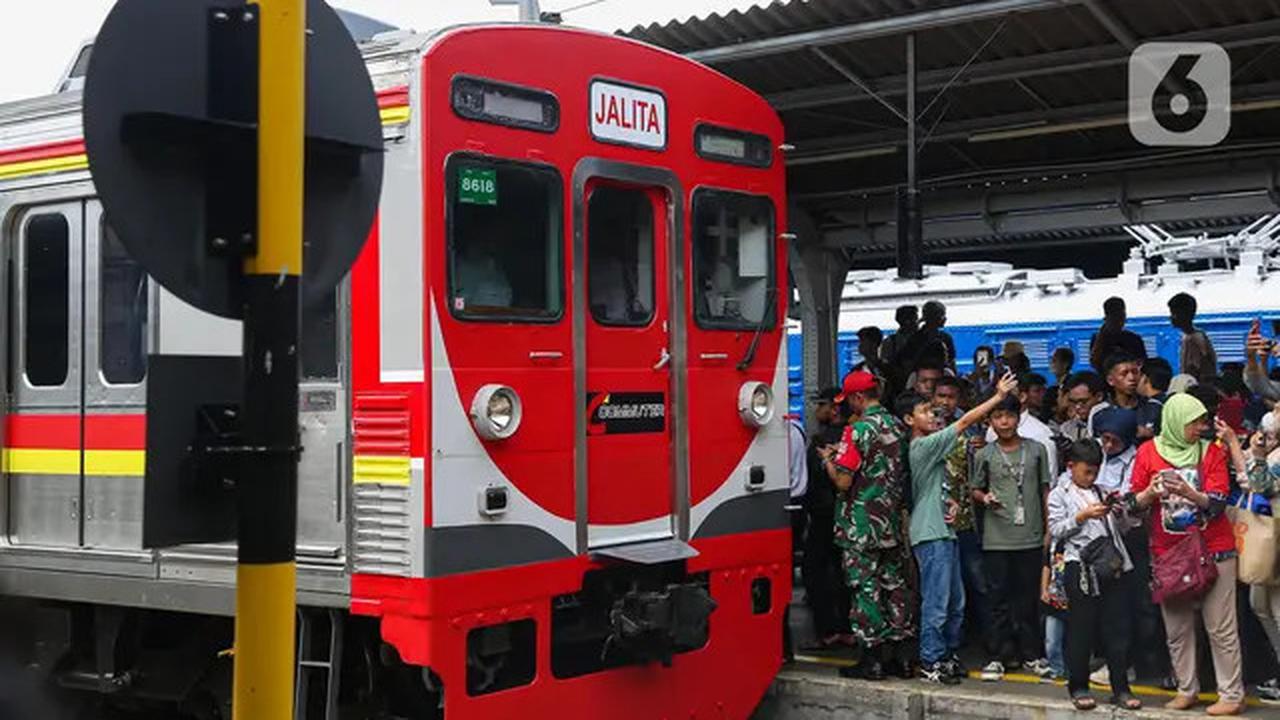 Antusiasme Warga Saksikan Parade Napak Tilas 100 Tahun Operasional KRL di Indonesia
