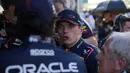 Pembalap Red Bull Racing, Max Verstappen, berbincang dengan timnya saat diberlakukan red flag yang ketiga kalinya dalam balapan Formula 1 GP Australia di Sirkuit Albert Park, Melbourne, pada Minggu (2/4/2023). (AP/Pool/Simon Baker)