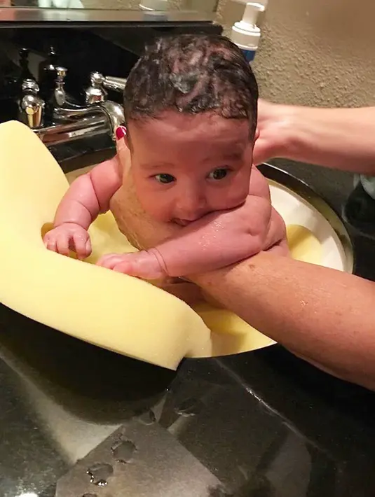 Ini Dream Kardashian saat sedang mandi di tahu 2016 lalu. (instagram/blacchyna)