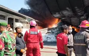 Kebakaran Hebat di Pabrik Sandal PT Porto Karanganyar Diduga karena Korsleting