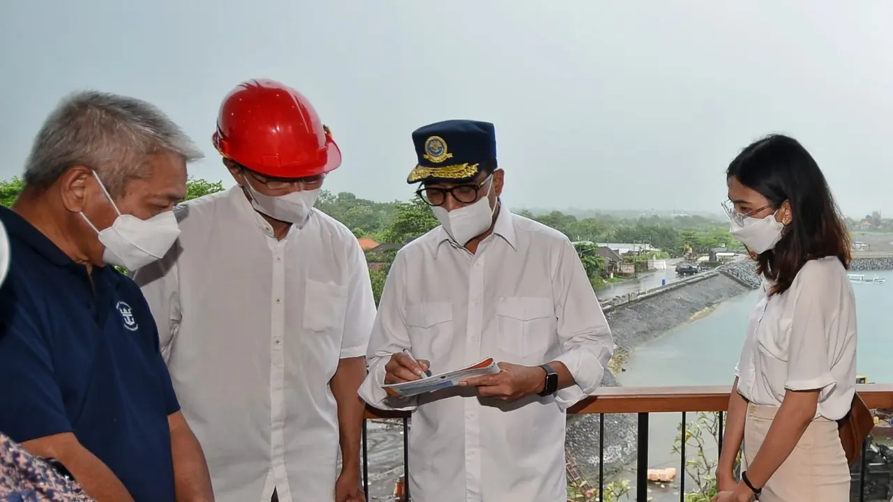 Menteri Perhubungan Budi Karya Sumadi meninjau progress pembangunan Pelabuhan Sanur di Bali. (Dok Kemenhub)