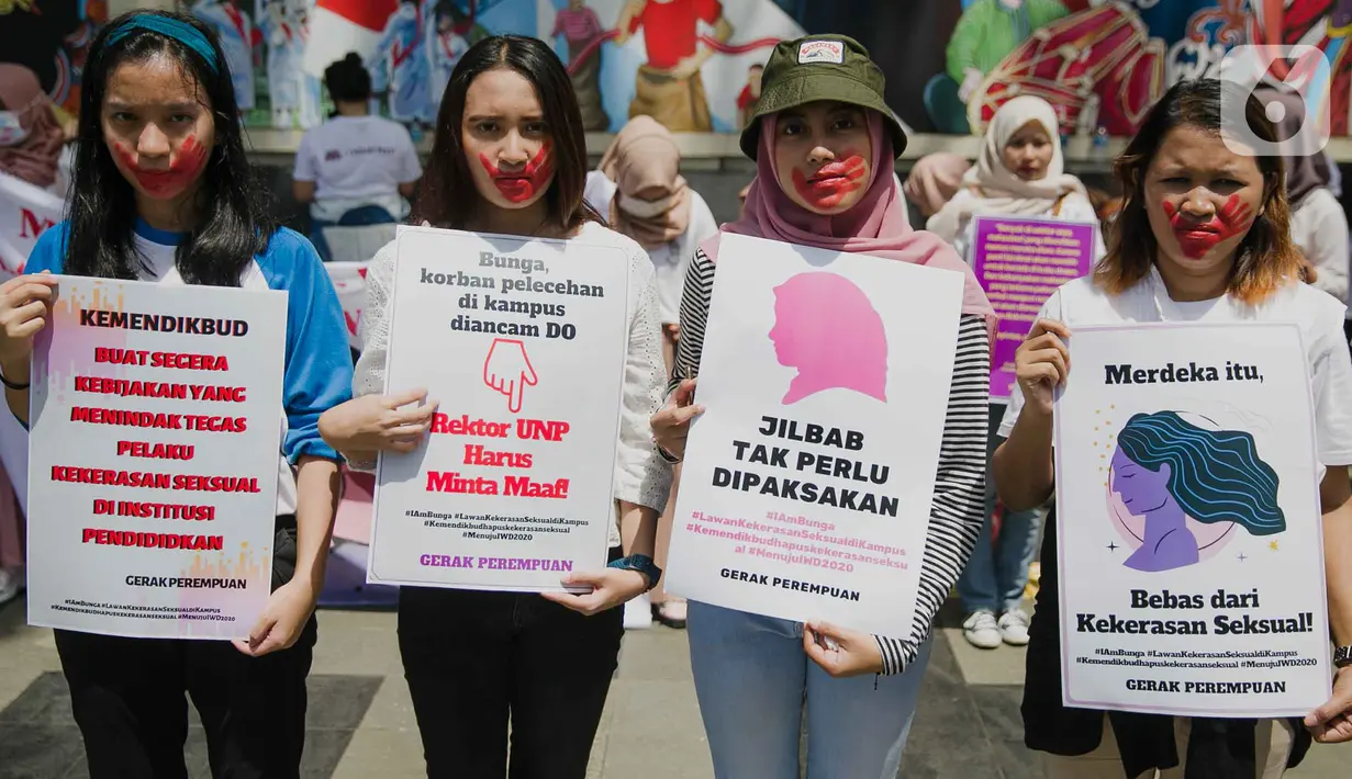 Massa Gerakan Perempuan Anti Kekerasan (Gerak Perempuan) menggelar aksi di Kementerian Pendidikan dan Kebudayaan (Kemdikbud), Jakarta, Senin (10/2/2020). Mereka menuntut Mendikbud Nadiem Makarim untuk membuat peraturan di kampus yang melindungi dari pelecehan seksual. (Liputan6.com/Faizal Fanani)