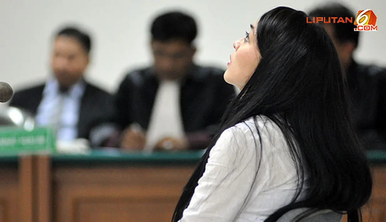 Angie menengadahkan kepala di depan majelis hakim. (Liputan6.com/Abdul Azis Prastowo)