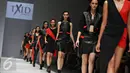 Sejumlah model berjalan diatas catwalk membawakan busana perancang Tex Saverio dalam Jakarta Fashion Week (JFW) 2016 di Senayan City, Jakarta, Sabtu (24/10/2015). Ini merupakan acara mode terbesar di Asia Tenggara. (Liputan6.com/Immanuel Antonius)