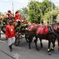 Detik-detik menjelang prosesi akad nikah Kahiyang masih menjalani prosesi yang bernama Kirab, yang bearti iring-iringan pengantin menuju ke lokasi pernikahan. Senyum semringah terpancar dari wajah Kahiyang. (Adrian Putra/Bintang.com)