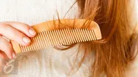 Berikut empat hal yang harus dihindari agar rambut tidak mudah rontok dan kusam. (Foto: iStockphoto)