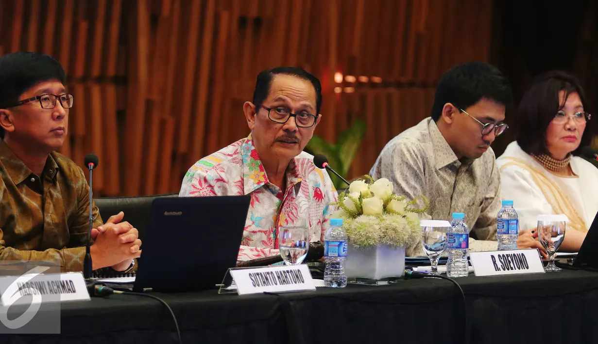 Komisaris Utama Raden Soeyono (kedua kanan) saat RUPST 2016 PT Surya Citra Media Tbk di SCTV Tower, Jakarta, Rabu (18/5). RUPST tersebut membahas Pengangkatan Anggota Dewan Komisaris dan Direksi. (Liputan6.com/Angga Yuniar)