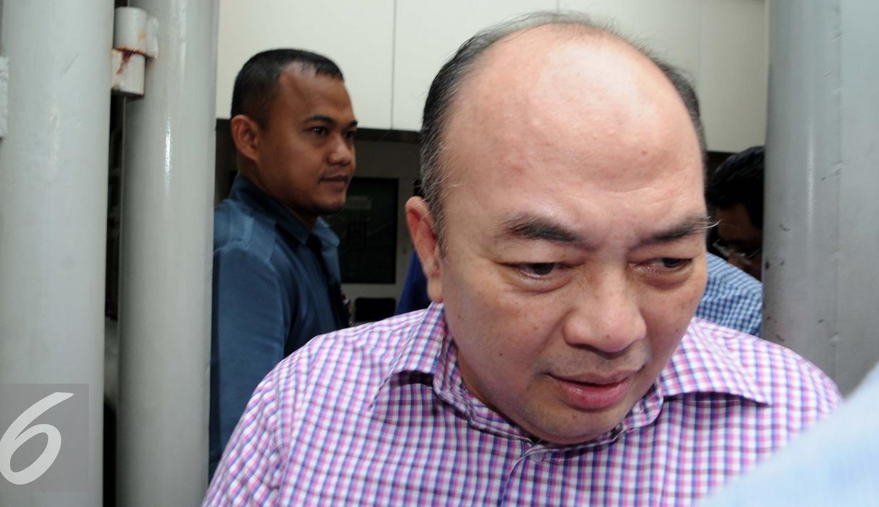 Kasubdit Perdata MA, Andri Tristianto Sutrisna meninggalkan Rutan KPK dan akan dipindahkan ke Lapas Sukamiskin, Jakarta, Kamis (8/9). Andri Tristianto Sutrisna divonis 9 tahun penjara dan denda Rp 500 juta subsider enam bulan. (Liputan6.com/Helmi Afandi)