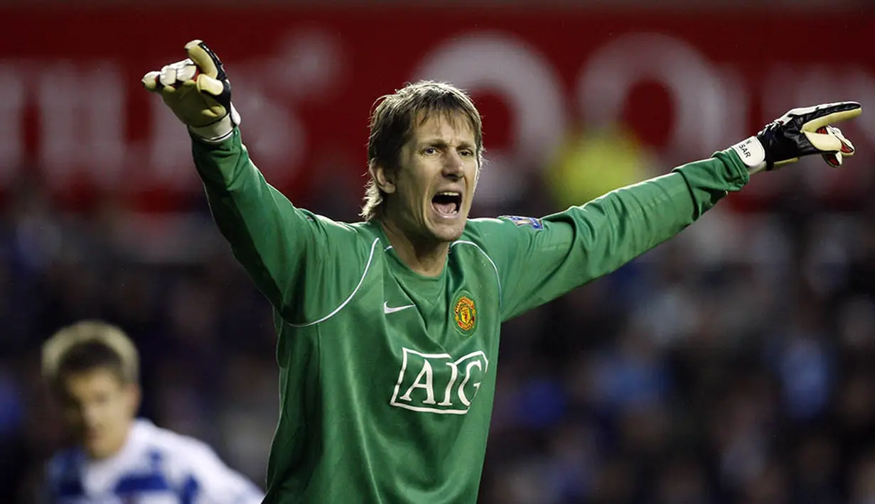 Edwin Van Der Sar diboyong MU dari Fulham dengan harga 2 juta poundsterling. Meskipun tiba di Old Trafford pada usia 34 tahun, namun kiper asal Belanda ini bisa mendapatkan kepercayaan menjadi andalan MU. (AFP/Adrian Dennis)