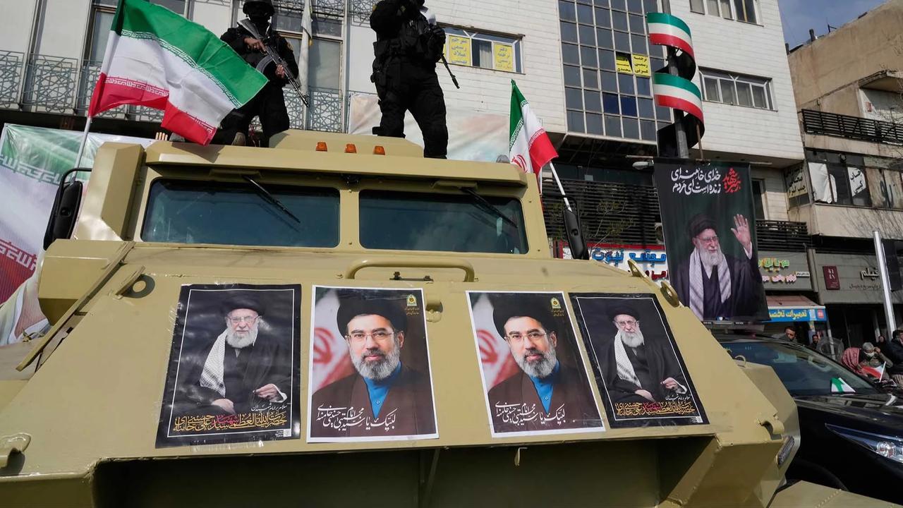 FOTO: Ribuan Warga Iran Turun ke Jalan Dukung Mojtaba Khamenei