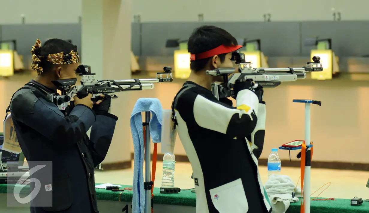 Petembak Indonesia, M Hasan Busri (kiri) bertarung dengan Yu Heng Lin (Taipei) di 39th South East Asia Shooting Championships kelas 10m Air Rifle Men di Jakarta, Kamis (19/11/2015). Hasan meraih perak dengan 200.2 poin. (Liputan6.com/Helmi Fithriansyah)
