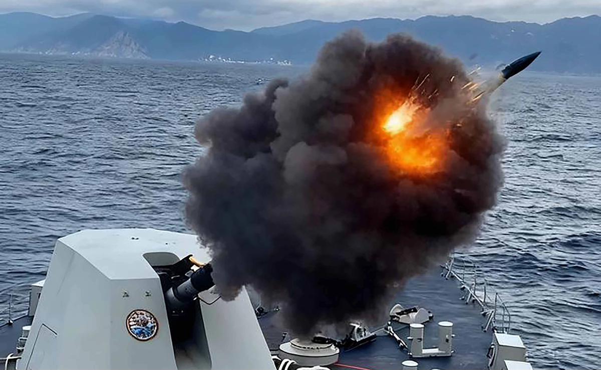 FOTO: Prajurit TNI AL Uji Meriam 127 MM KRI Prabu Siliwangi 321
