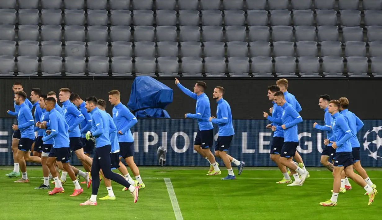 Para pemain Dynamo Kiev menghadiri sesi latihan menjelang pertandingan sepak bola Grup E Liga Champions antara FC Bayern Munchen dan Dynamo Kiev di Munich, Jerman, 28 September 2021. Dynamo Kiev akan menghadapi Bayern Munchen pada Kamis, 30 September 2021. (CHRISTOF STACHE/AFP)