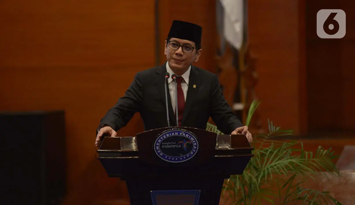 Menteri Pariwisata dan Ekonomi Kreatif, Wishnutama Kusbandio menyampaikan sambutan saat acara serah terima jabatan di Gedung Kemenpar, Jakarta, Rabu (23/10/2019). Presiden Joko Widodo resmi melantik Wishnutama menjadi Menparekraf  dalam jajaran Kabinet Indonesia Maju. (merdeka.com/Imam Buhori)