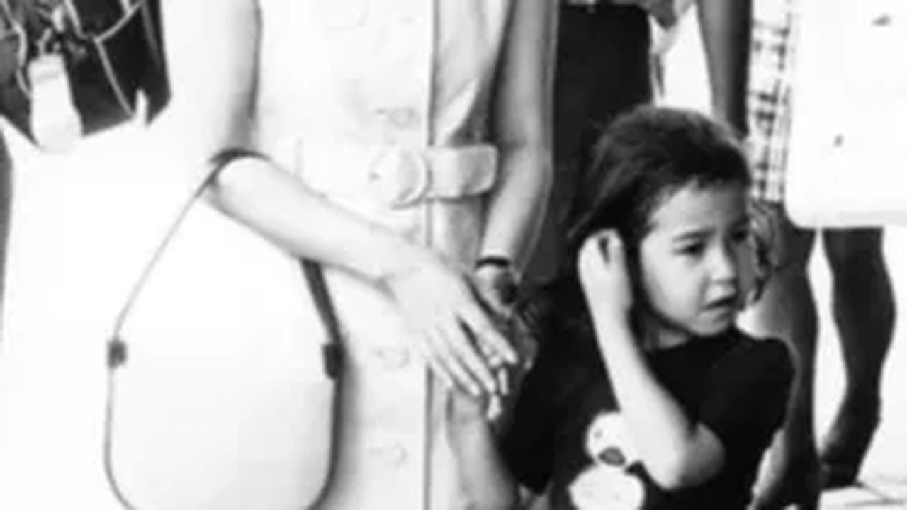 Kedatangannya bersama Kartika kecil ke Indonesia disambut dengan kondisi Soekarno yang tak berdaya dan tak mampu menggerakan tubuhnya. <br>