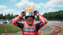Pembalap Ducati Tim Lenovo Spanyol, Marc Marquez, merayakan dengan mahkota tiup setelah memenangkan balapan Grand Prix MotoGP Jerman, di Hohenstein-Ernstthal dekat Chemnitz, Jerman timur pada 12 Juli 2026. (Ronny HARTMANN/AFP)