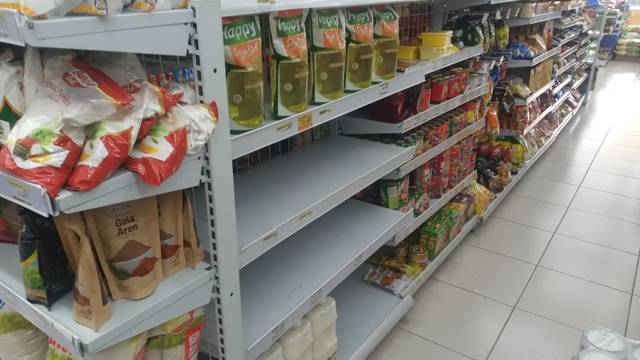 pantauan Liputan6.com di beberapa minimarket, rak-rak di bagian sembako yang biasa dipenuhi minyak goreng kemasan 1 liter dan 2 liter kini terlihat kosong.