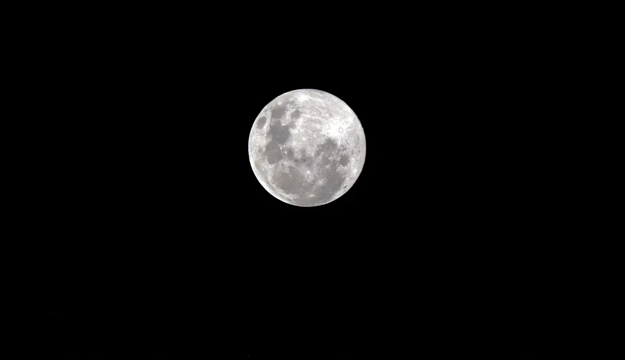 Bulan Purnama Super Pink muncul di atas langit Asuncion, Paraguay pada Senin (26/4/2021). Bulan Purnama pada April menjadi yang terbesar dan paling cerah pada tahun 2021. (NORBERTO DUARTE / AFP)