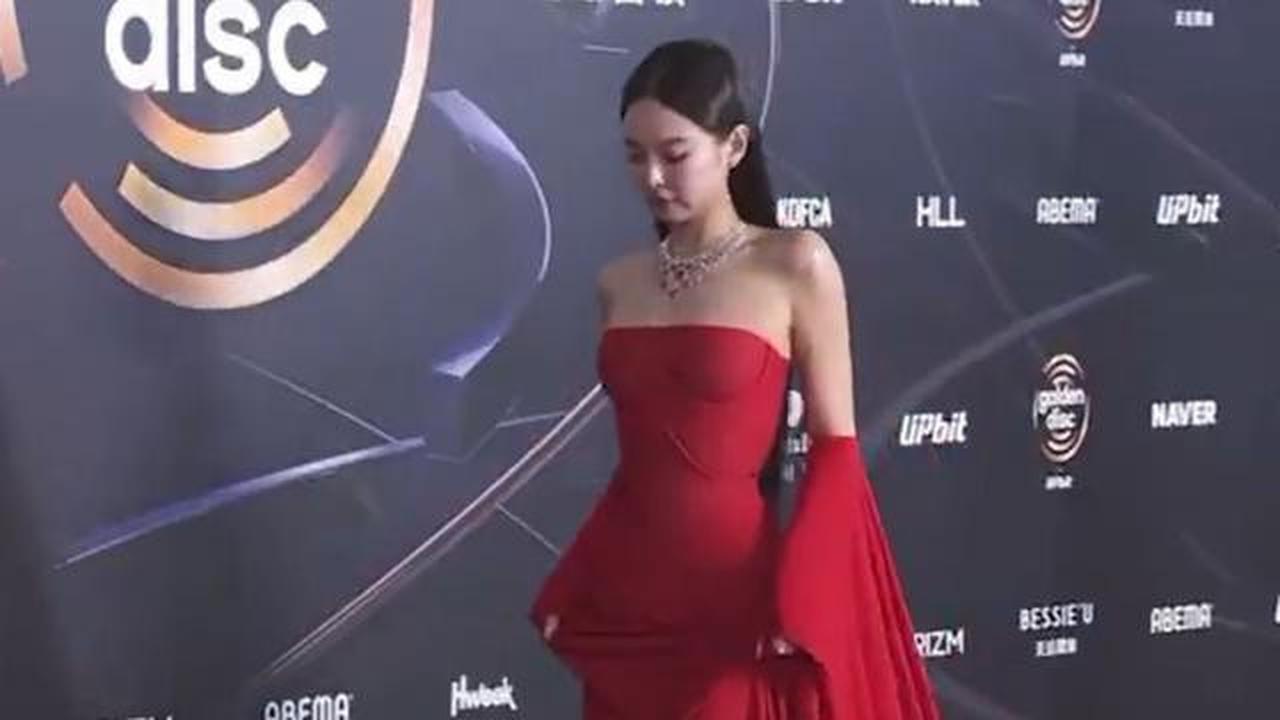 Jennie BLACKPINK Hadiahkan Kacamata Rayban untuk 50 Penari Latar Usai Borong 3 Piala GDA