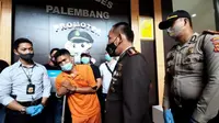 Tersangka SYN diinterogasi Kapolrestabes Palembang terkait pembunuhan TH (36) di Rusunawa Kasnariyansyah Palembang Sumsel (Liputan6.com / Nefri Inge)