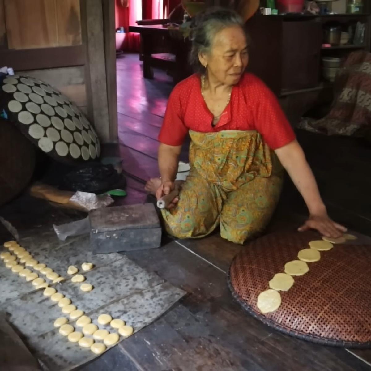 Pembuatan opak di Kampung Cileunca