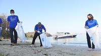 Pengumpulan sampah plastik di salah satu pantai di Labuan Bajo. (dok. Danone-Aqua)