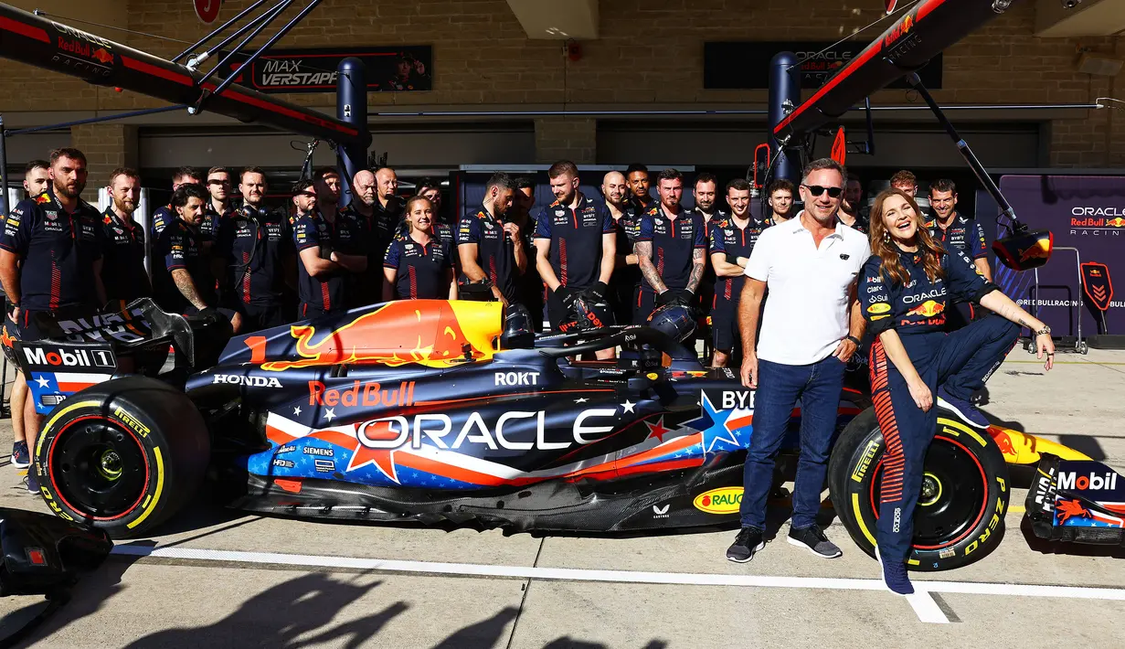 Aktris Amerika Serikat, Drew Barrymore (kanan) berfoto dengan tim Red Bull saat berkunjung ke paddock tim Red Bull Racing menjelang Formula 1 GP Amerika Serikat 2023 di Circuit of The Americas, Austin, Texas, Kamis (19/10/2023) waktu setempat. (AFP/Mark Thompson)