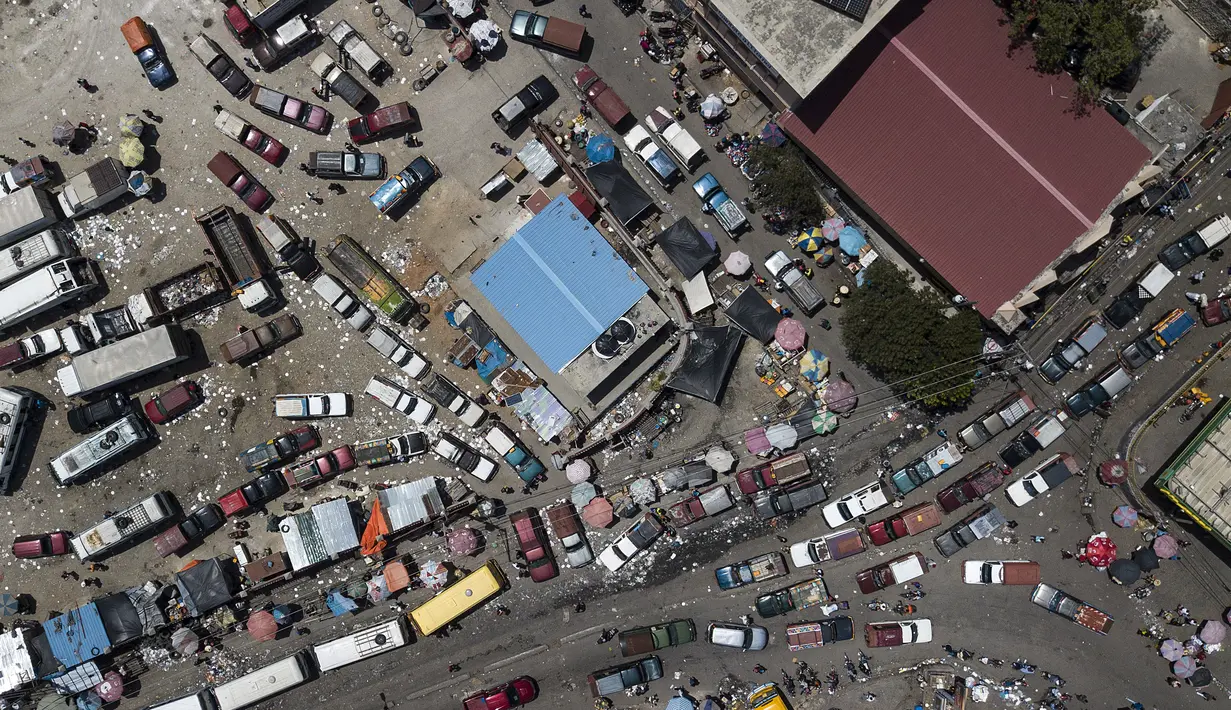 Kendaraan melewati pasar Petion-Ville di Port-au-Prince, empat hari setelah pembunuhan Presiden Haiti Jovenel Moise, Minggu (11/7/2021). Sebelumnya, Presiden Haiti Jovenel Moise tewas dibunuh dalam serangan di kediaman pribadinya, pada Rabu 7 Juli 2021 dini hari. (AP Photo/Matias Delacroix)