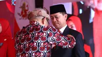 Bupati Klungkung I Nyoman Suwirta saat menerima penghargaan tanda kehormatan Satyalencana Wira Karya dari Wakil Presiden Republik Indonesia K.H. Ma'ruf Amin, Kamis (6/7/2023).