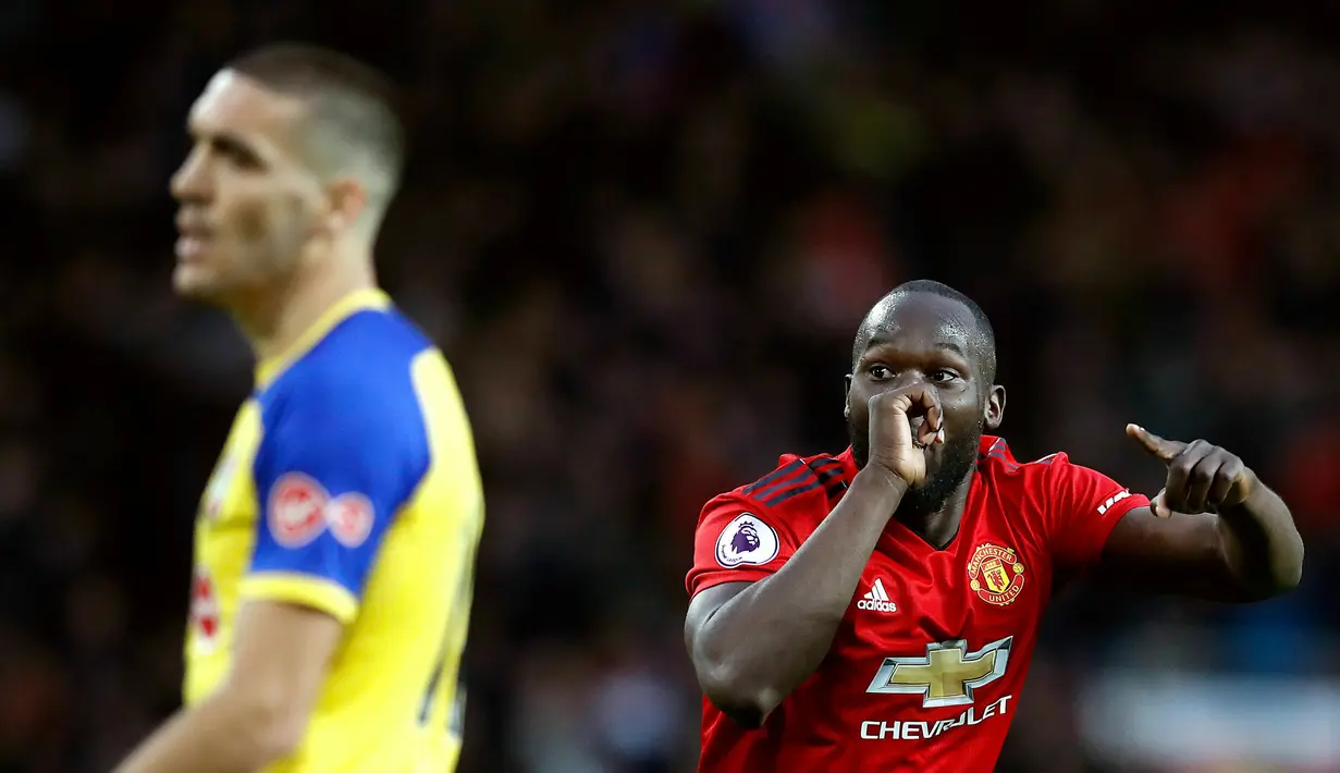 Striker Manchester United, Romelu Lukaku berselebrasi usai mencetak gol ke gawang Southampton selama pertandingan lanjutan Liga Inggris di stadion Old Trafford, (2/3). MU menang tipis 3-2 atas Southampton. (Martin Rickett /PA via AP)